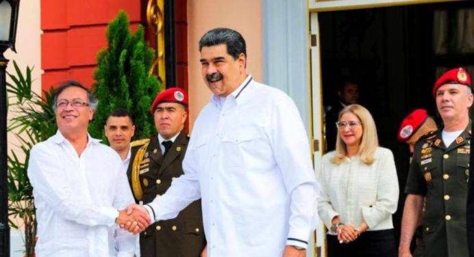 Petro concluye su visita a Caracas luego de reunirse con Maduro