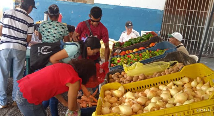 Vecinos de Las Cocuizas compraron a precios solidarios en la Feria Productiva