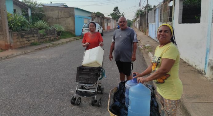 Adultos mayores con dolor de espalda por la cargadera de agua