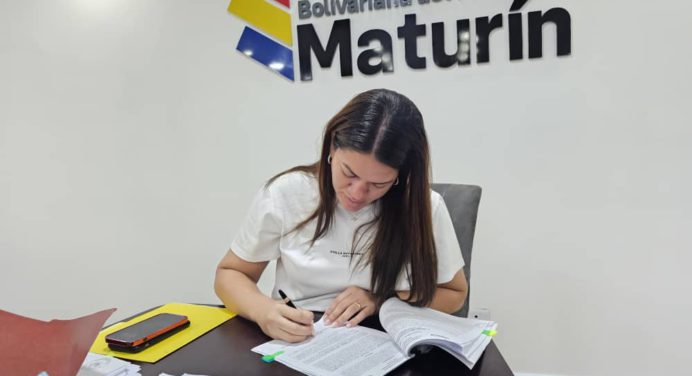 Alcaldesa Ana Fuentes inicia firma de resoluciones para jubilaciones de 2021