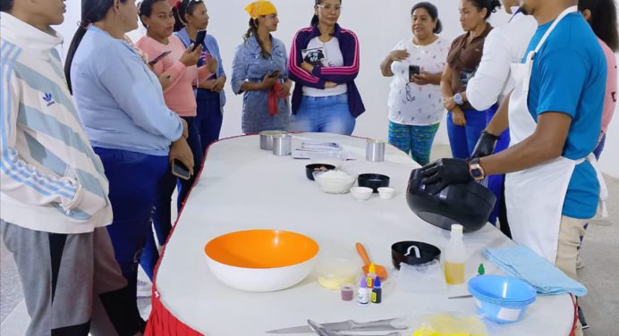 Auspician taller de tortas sorpresas en Temblador