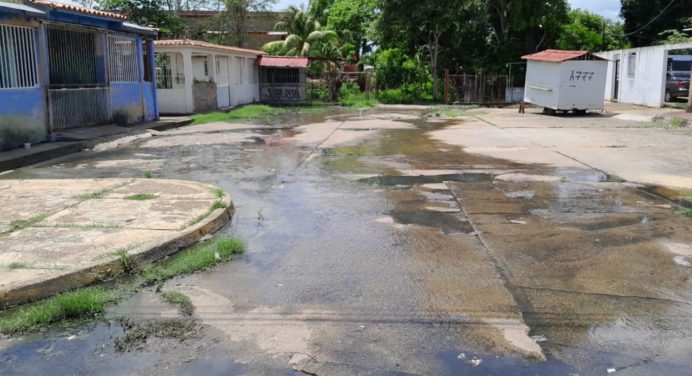 Calles de Guaritos III con desbordamiento de aguas servidas