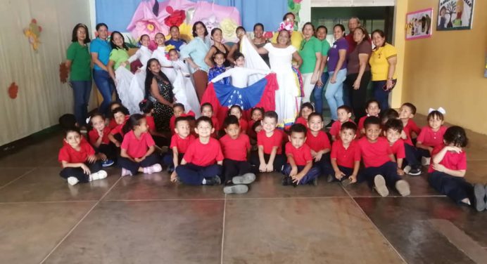 Celebran 17 aniversario de jardines de infancia del Samanna