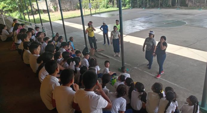 CMDNNA visita escuelas con charla de orientación sobre el acoso escolar