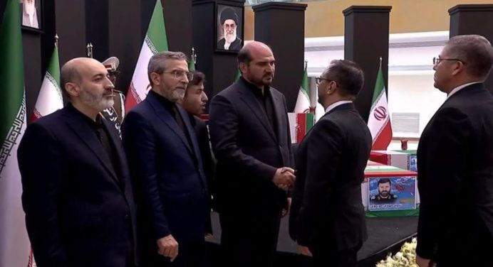 El canciller Yván Gil honra al presidente iraní Ebrahim Raisi en su ceremonia fúnebre