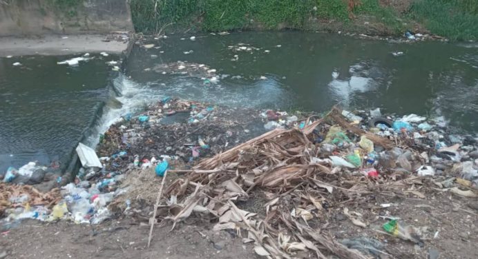 Habitantes de Brisas del Morichal afectados por la quema de basura