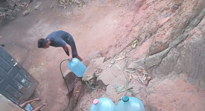 Habitantes de la calle El Tubo llevan más de 1 año sin agua