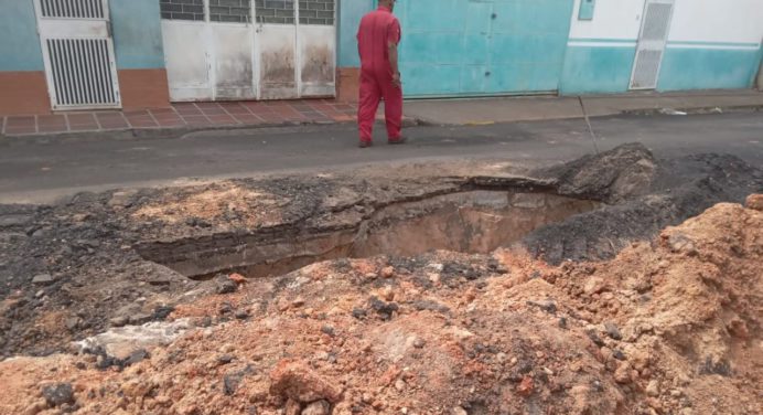 Habitantes de la calle Sucre afectados por inmenso cráter