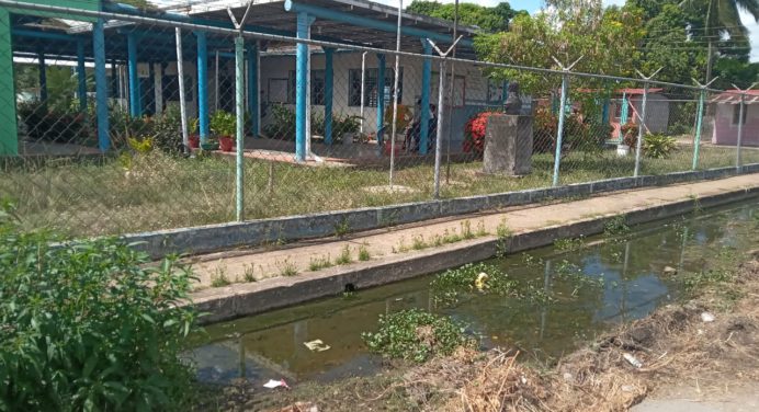 Habitantes de Prados del Sur afectados por desborde de aguas residuales