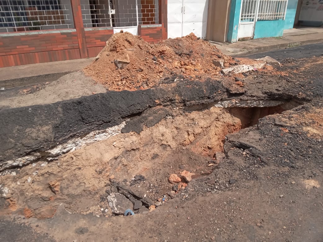 Habitantes de la calle Sucre afectados por inmenso cráter 4 Calle sucre