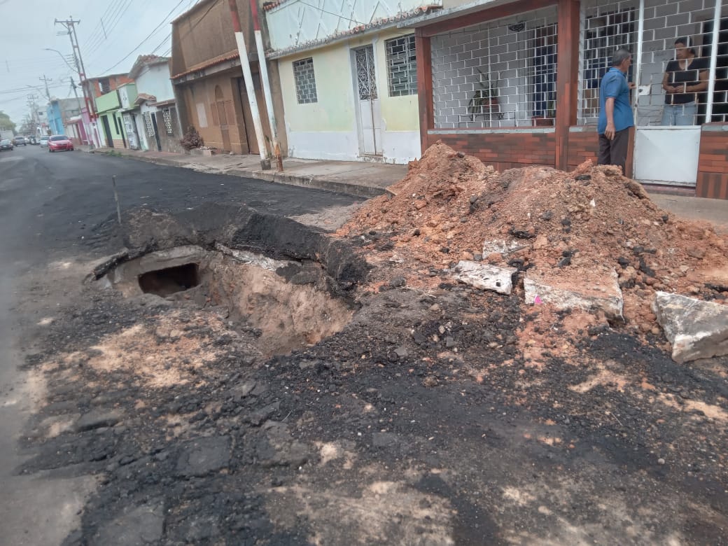 Habitantes de la calle Sucre afectados por inmenso cráter 3 Calle Sucre