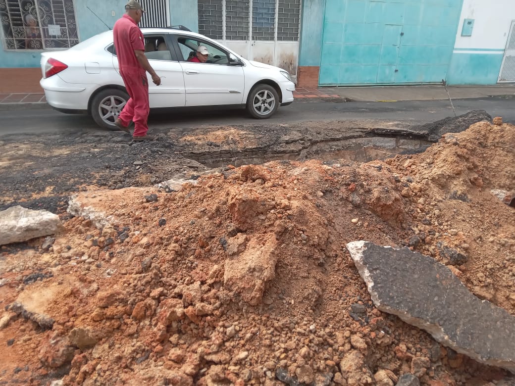 Habitantes de la calle Sucre afectados por inmenso cráter 2 Calle Sucre