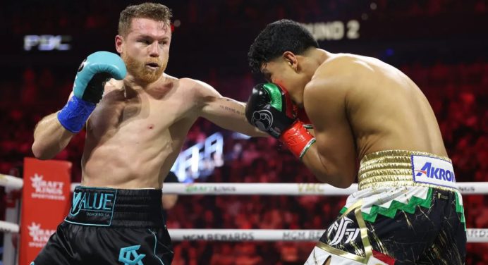 Canelo Álvarez venció a Munguía y defendió su campeonato