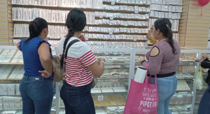 Maturineses aprovechan descuentos del día de las Madres