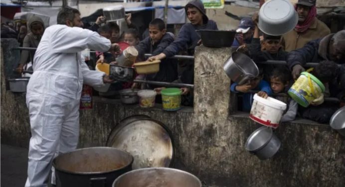 OMS: Escasez de ayuda humanitaria deja a los niños de Gaza con hambre
