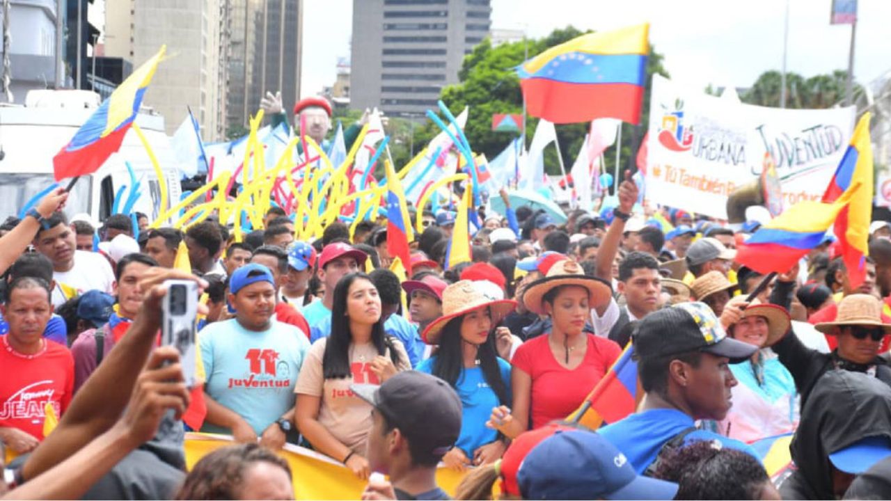 Marcha de la juventud oficialista en el centro de Caracas contra las sanciones