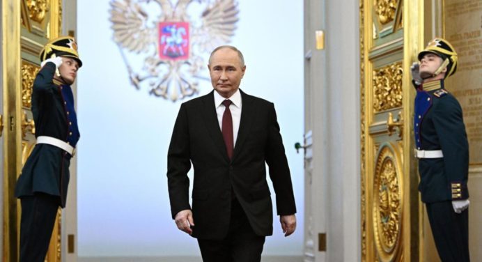 Putin toma posesión como presidente en el Kremlin por otros seis años