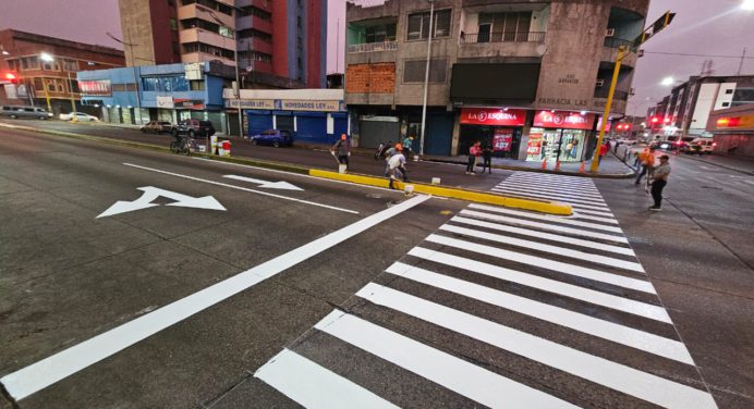 Realizan demarcación y señalización vial en la Avenida Juncal