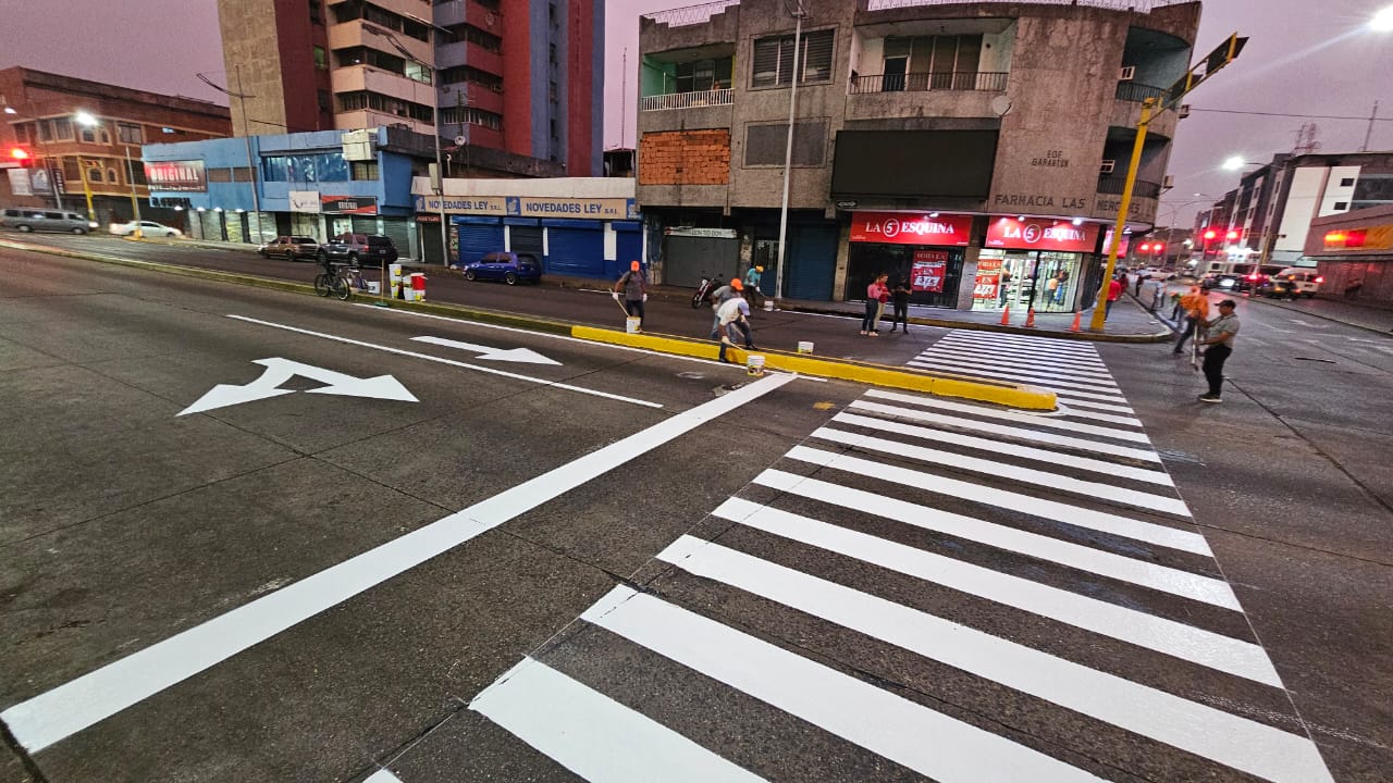 Realizan demarcación y señalización vial en la Avenida Juncal