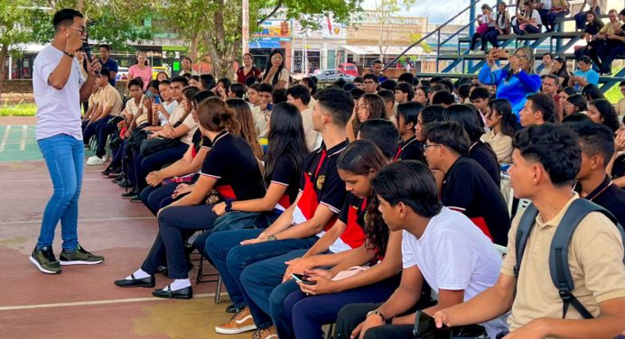 Realizan jornada de orientación vocacional en liceo Núñez Mares