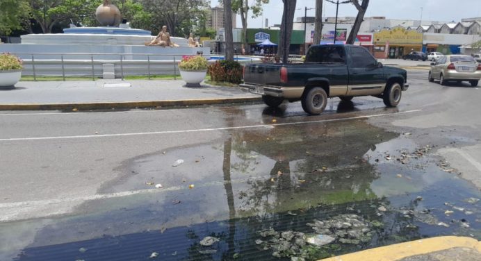 Alrededores de la redoma Juana Ramírez nuevamente repletos de aguas servidas