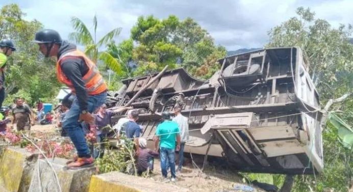 Se registra vuelco de autobús en el sector Las Delicias de Caripe (+FOTOS)