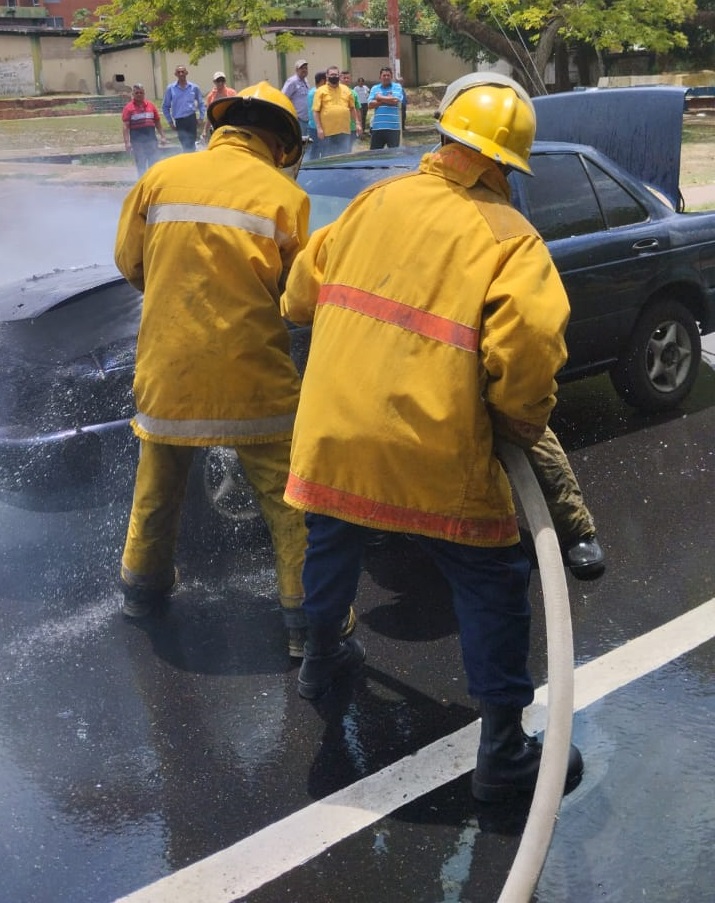 vehiculo se incendio en la avenida libertador de maturin laverdaddemonagas.com whatsapp image 2024 05 09 at 7.33.32 pm