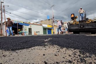 Los trabajos de asfaltado de este jueves, se realizaron en la vía principal de Los Guaritos, en la parroquia Alto de Los Godos.