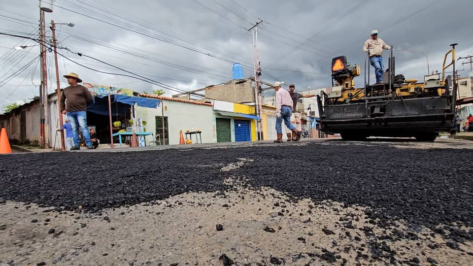 Los trabajos de asfaltado de este jueves, se realizaron en la vía principal de Los Guaritos, en la parroquia Alto de Los Godos.