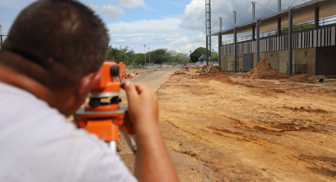 A ritmo vertiginoso avanzan trabajos en la pista de Atletismo del Polideportivo