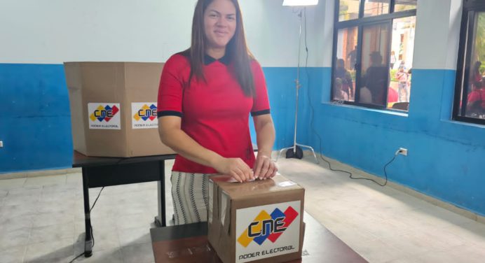 Alcaldesa Ana Fuentes acudió a simulacro electoral