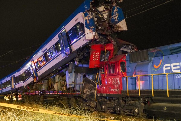 Colisión de trenes cobra dos vidas en la capital chilena