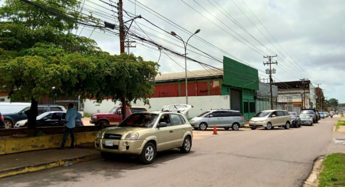 Continúan largas colas en gasolineras dolarizadas de Maturín