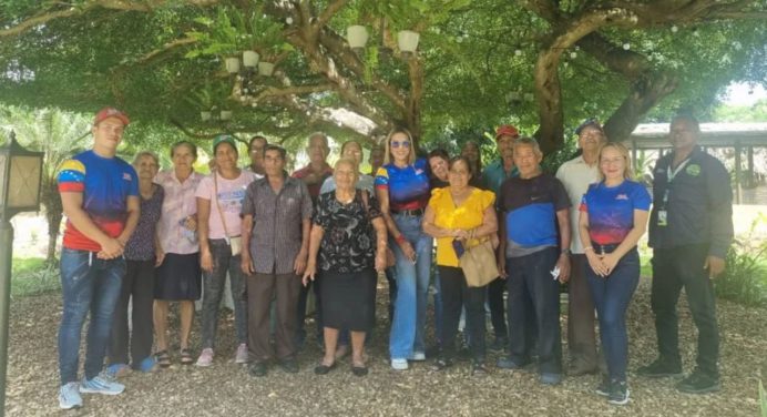 Corpoturismo y Transmonagas brindan recreación a 24 abuelos de La Carbonera