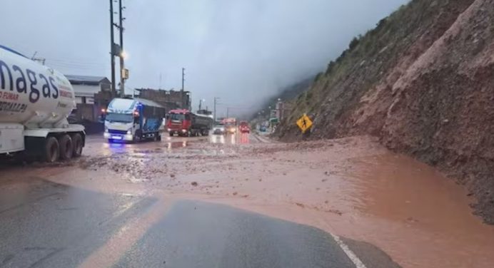 Daños en varias casas y derrumbes provocados por las precipitaciones en la región andina