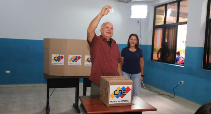 Diosdado Cabello y Ernesto Luna participan en simulacro electoral