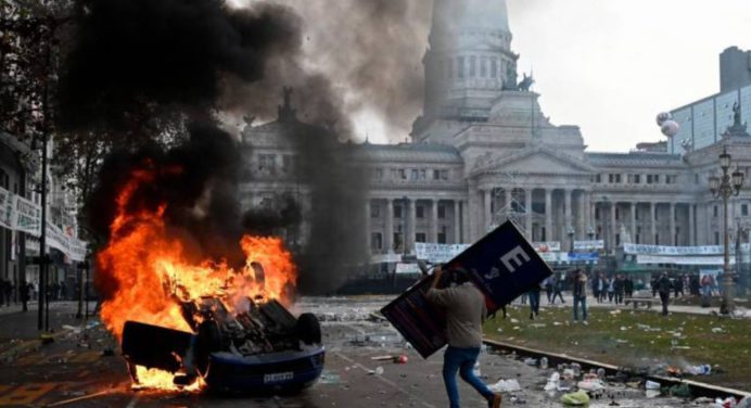 Disturbios en Argentina tras la implementación de las reformas económicas de Milei