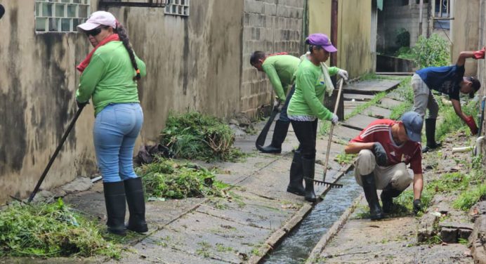 En Las Brisas, Alto Paramaconi y Las Carolinas limpiaron los caños