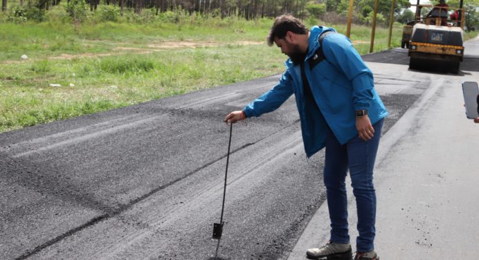 Ernesto Luna inspecciona segunda etapa del plan de asfaltado en la Troncal 10