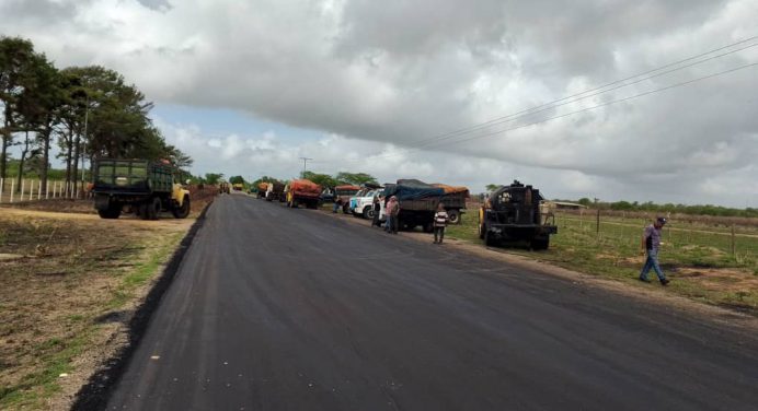Gobernador Ernesto Luna asfalta carretera Santa Bárbara – Aguasay