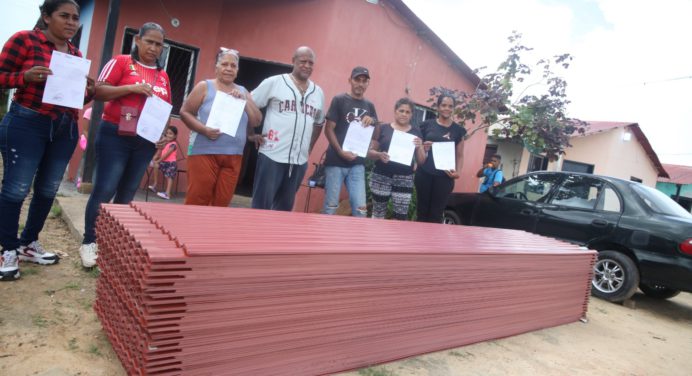Gobernador Luna beneficia a 14 familias en Casas chinas con entrega de láminas
