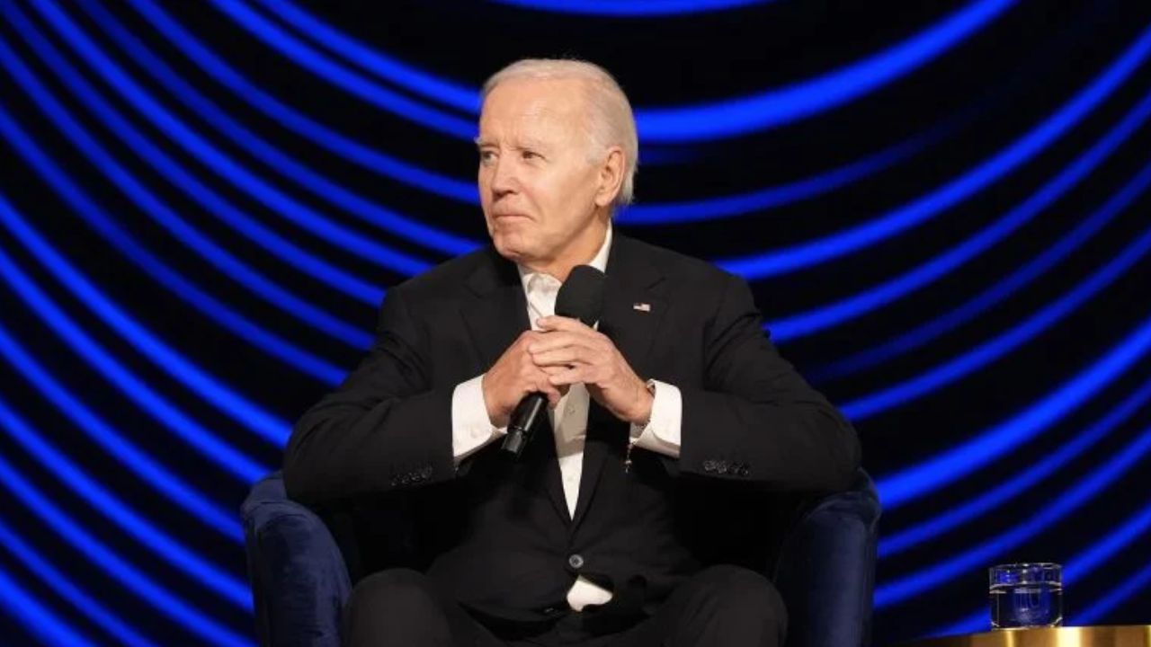 Joe Biden quedó paralizado en el escenario y Obama le brindó apoyo (+VIDEO)