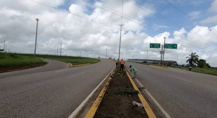 Jornada de limpieza devuelve esplendor al distribuidor de La Cruz