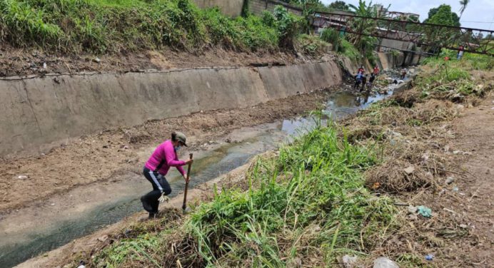 Lanzan basura y otros desechos a los caños a menos de 24 horas de su saneamiento