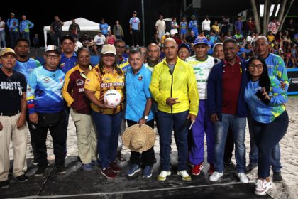 Arrancó el campeonato clasificatorio de kickingball de playa