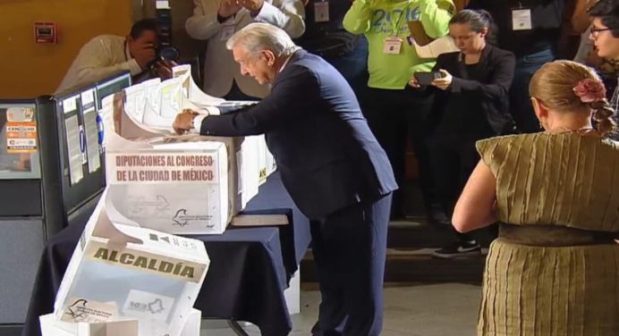 López Obrador votó en las elecciones presidenciales de México