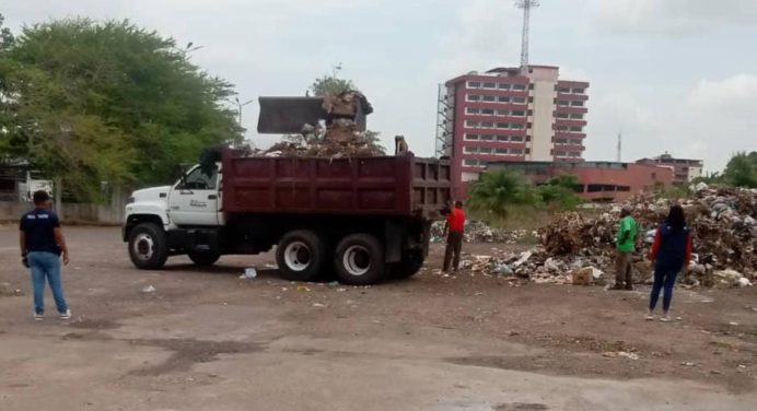 Recolectan 20 toneladas de desechos en el Mercado de buhoneros II