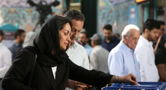 Reformista versus Ultraconservador: Duelo por la Presidencia de Irán en Segunda Vuelta