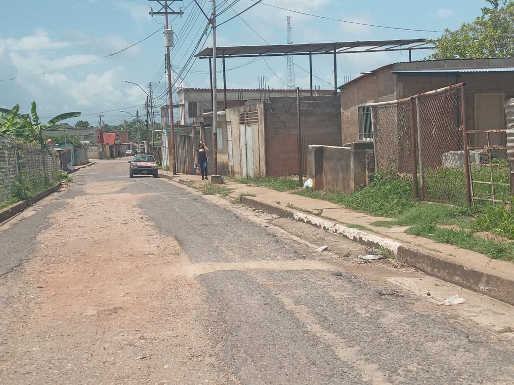 vecinos de la calle i de alto guri piden una gota de asfalto para la via laverdaddemonagas.com 323aae5b e593 4225 90b7 7c93b37dd28e