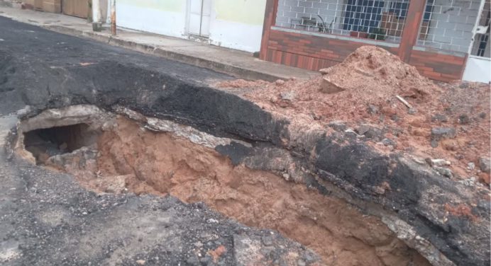 Vecinos de la calle Sucre esperan que reparen enorme cráter